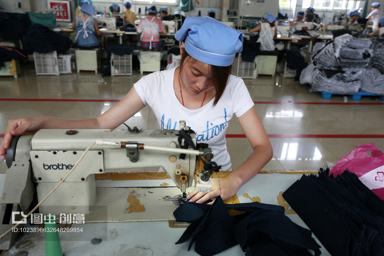 安徽省淮北市秋艷服裝廠,女工在生產車間內加工出口到歐美地區的服裝產品。